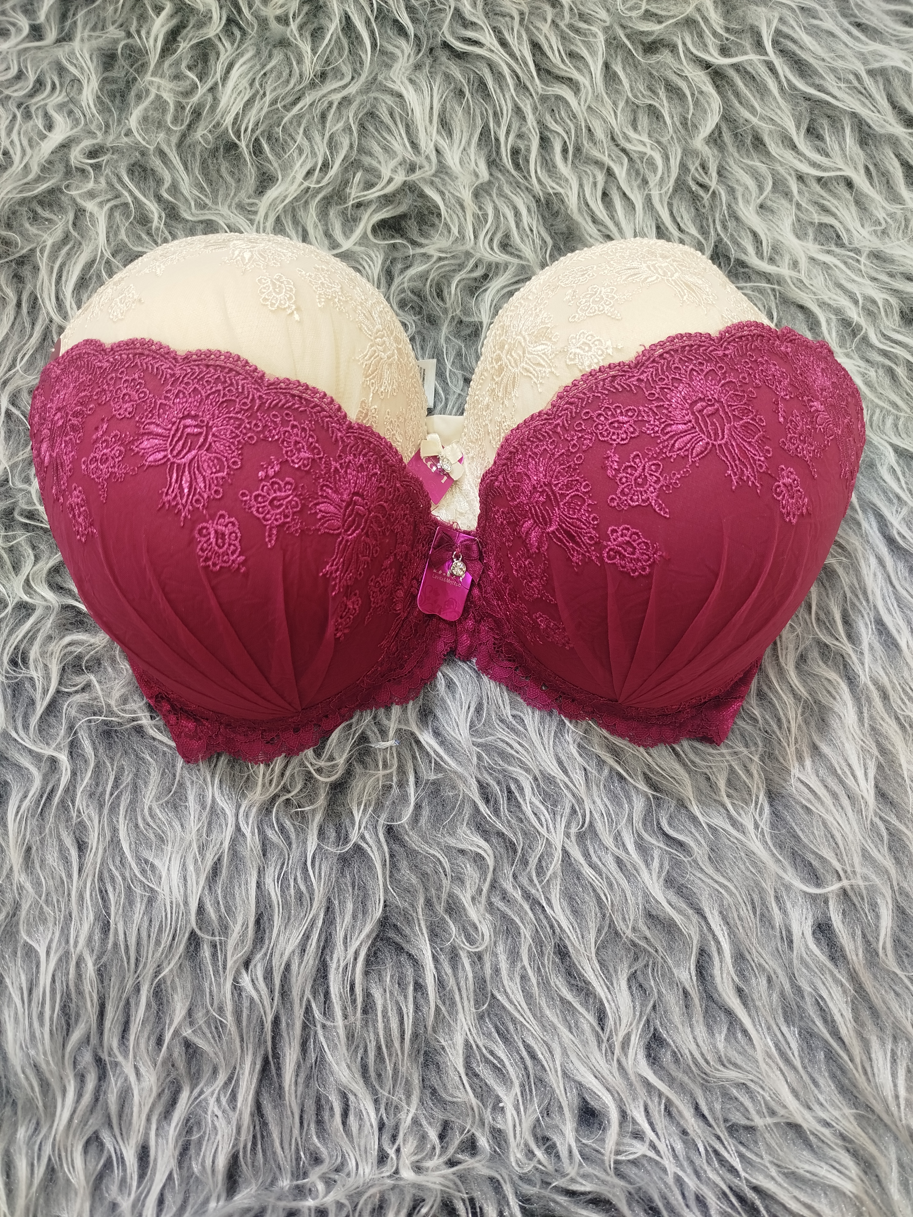 سوتین اسفنجی..  اسفنج نازک... فنردار ،جک دار جنس نخی ترک وارداتی.. برند LMسایز بندی:90... 95